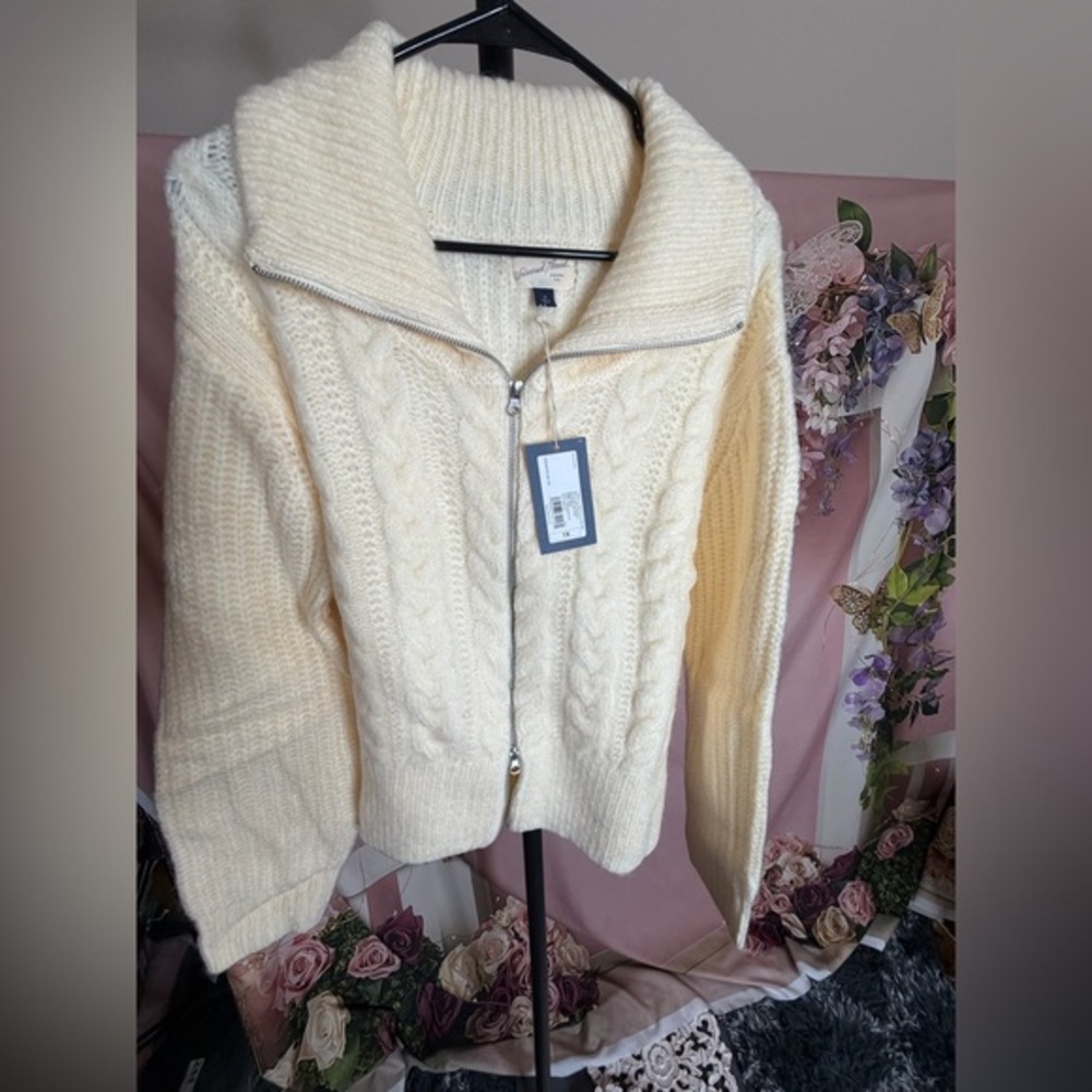 Universal Thread Cozy Cream Cable Knit Sweater NWT
Size 1X